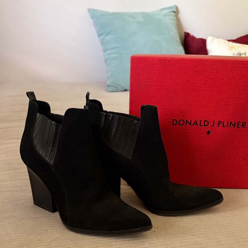Donald J. Pliner Elegant Black suede Ankle Booties